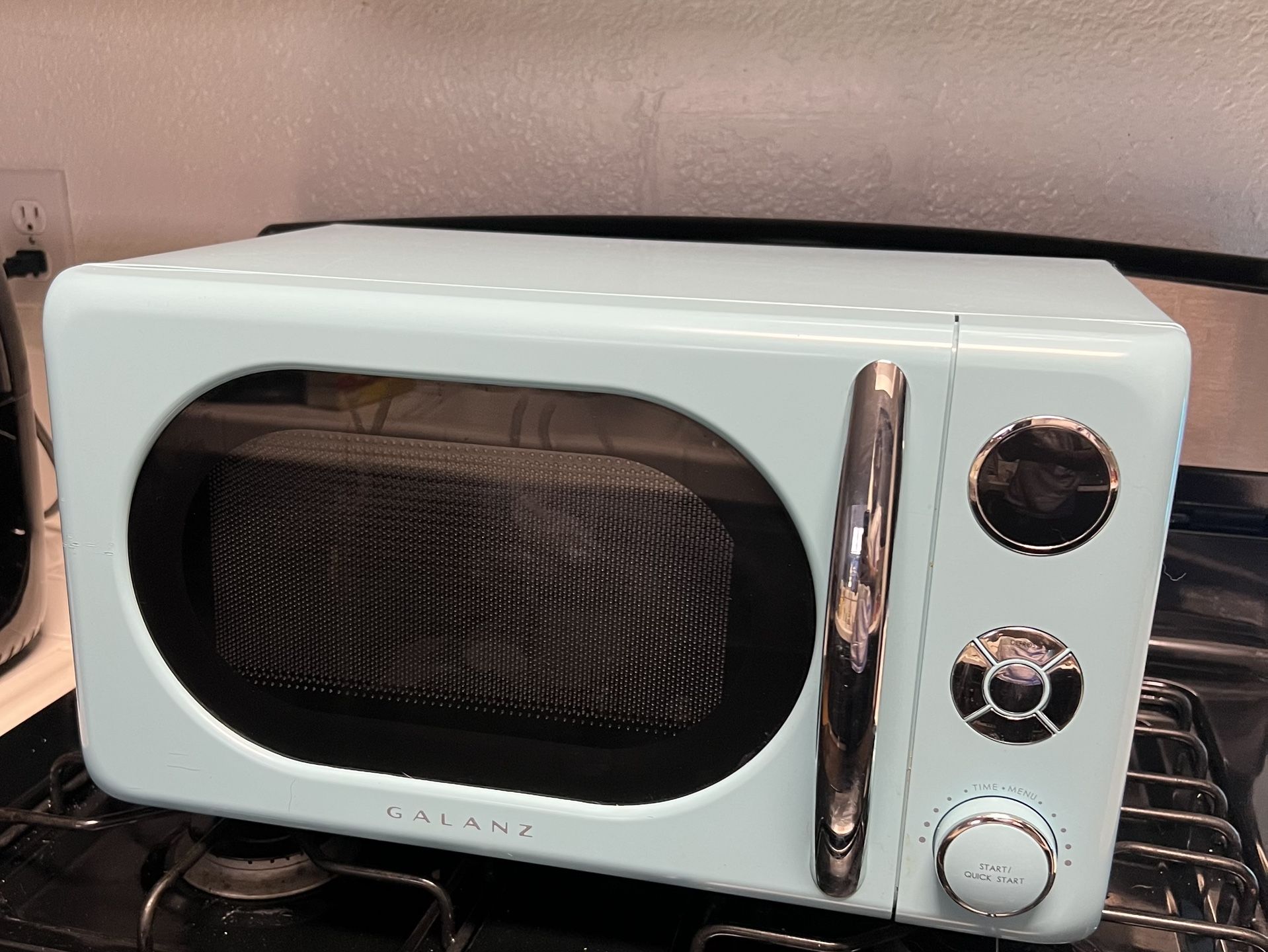 Vintage-Style Galanz Microwave