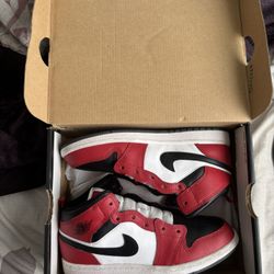JORDAN 1 MIDS 