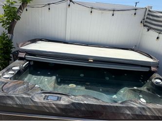 Caldera spa 2019 Cantabria 8 person salt Water system 8 speaker 2” speakers paid over 25k top of the line best spa out there