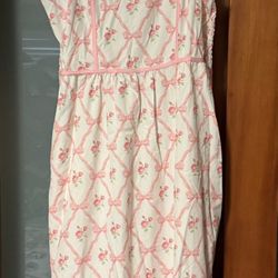 Light weight summer dress with flowers and bows. Size woman’s large.