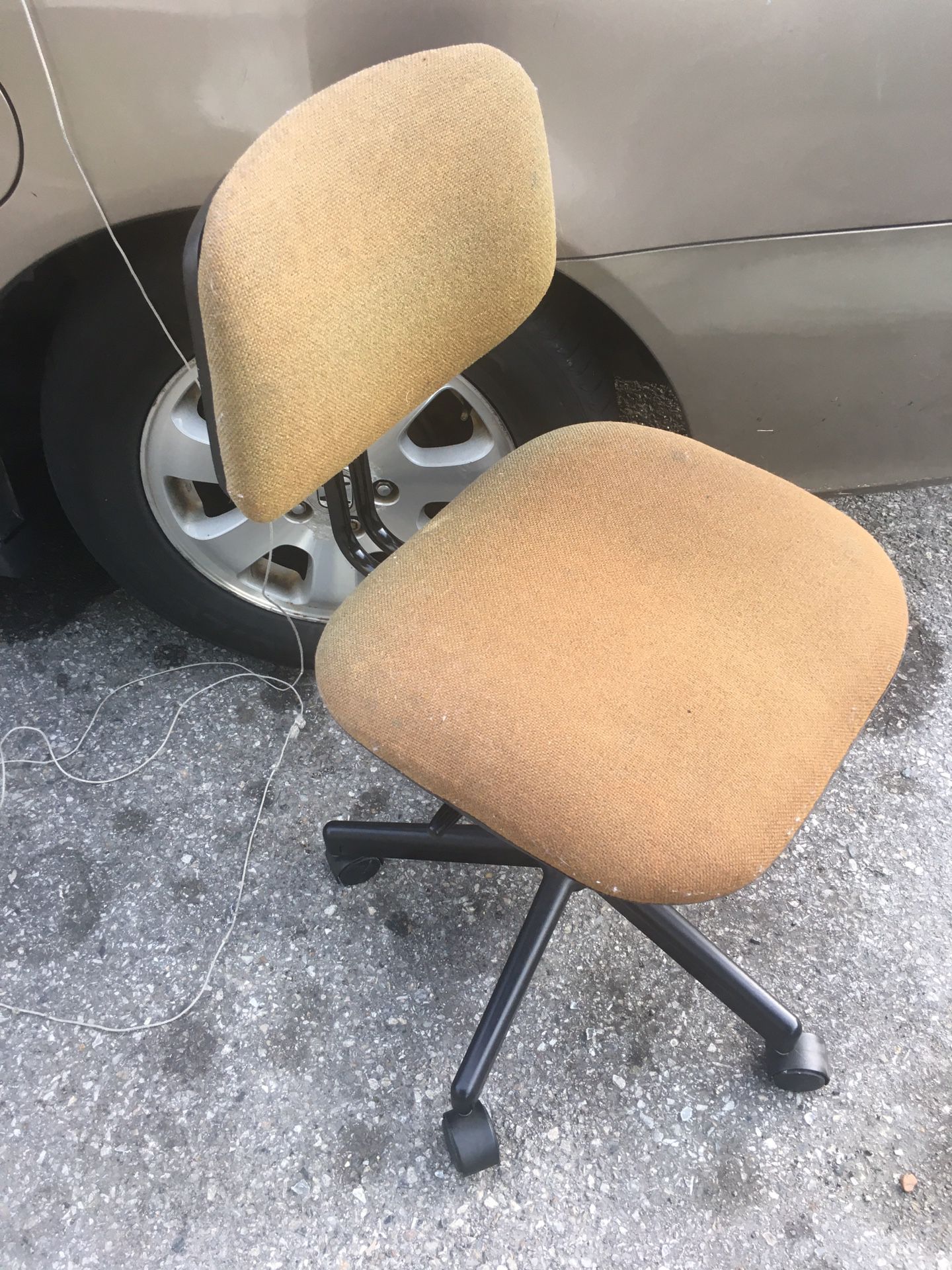 Nice adjustable desk chair on wheels only $15