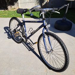 SPECIALIZED BIKE WITH 21SPEEDS TIRE SIZE 26"READY TO RIDE AWESOME CONDITION 