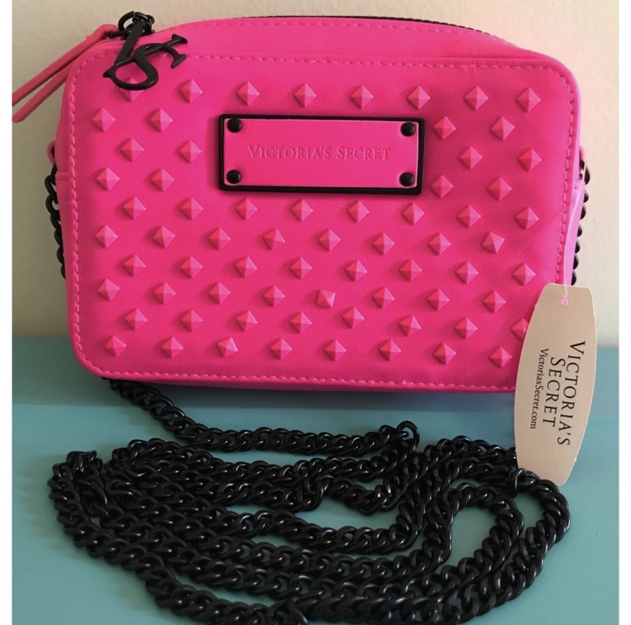 🆕 Victoria’s Secret Neon Pink Chain Mini Purse