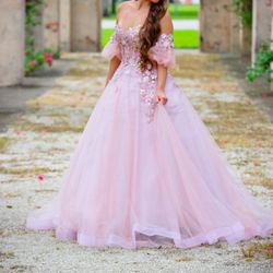 Evening gown. Quinceañera dress.