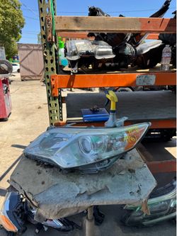 Toyota CAMRY LEFT USED OEM HEADLIGHT (2012-2014)