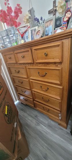Traditional Oak 10 drawer dresser