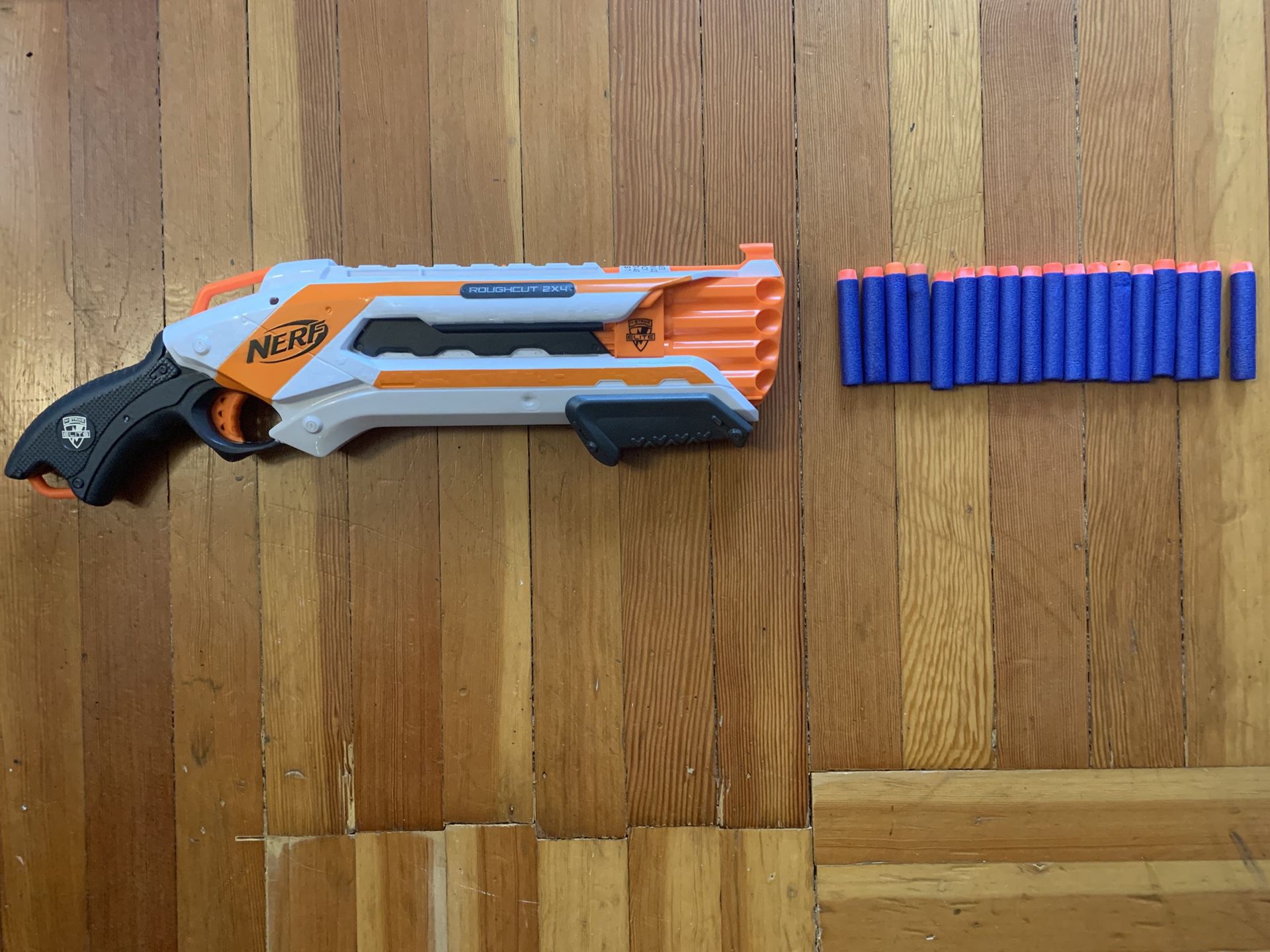 Bounce Karriere Gør livet Nerf N-Strike Elite Rough Cut 2X4 Blaster Gun with Darts for Sale in  Portland, OR - OfferUp