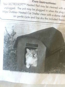 Outdoor heated cat shelter