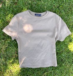 Beige fitted cropped baby tee