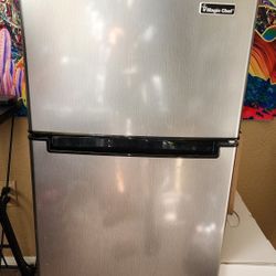 Mini Fridge 4.5cu (Magic Chef)
