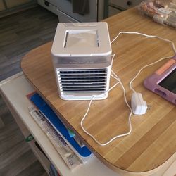 SMALL AC UNIT FOR SIGLE ROOM