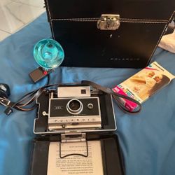 NICE VINTAGE Polaroid Auto 250 Land Camera W/ Flash  In Case -