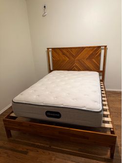 Wood bed frame QUEEN 👸 MATRESS IS A TWIN BUT YOU CAN BUY BOTH!