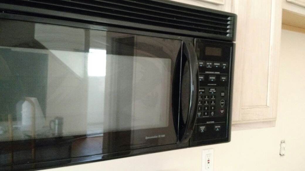 GE Spacemaker XL1400 over range microwave with blower