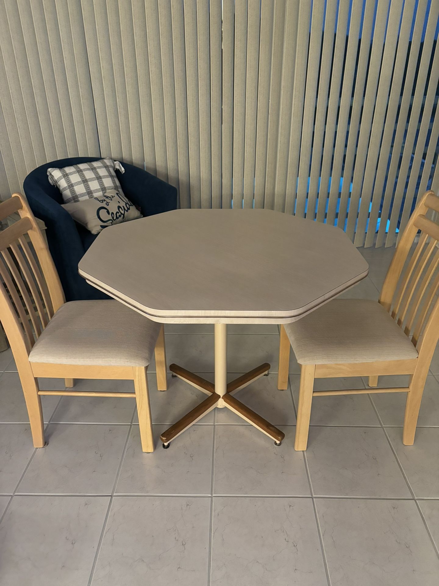 Breakfast table With 2 Chairs