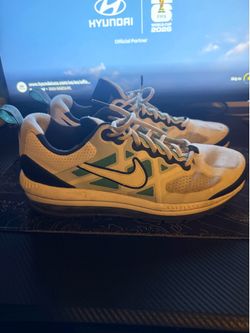 Nike air maxes  the size is 11