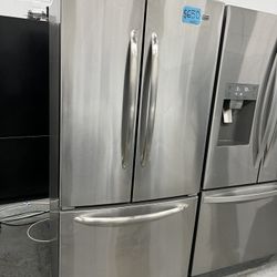 Maytag 36” Wide French Door Stainless Steel Refrigerator In Excellent Condition 