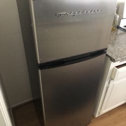 Frigidaire EFR749  7.5 cu. ft. top-freezer retro-style refrigerator