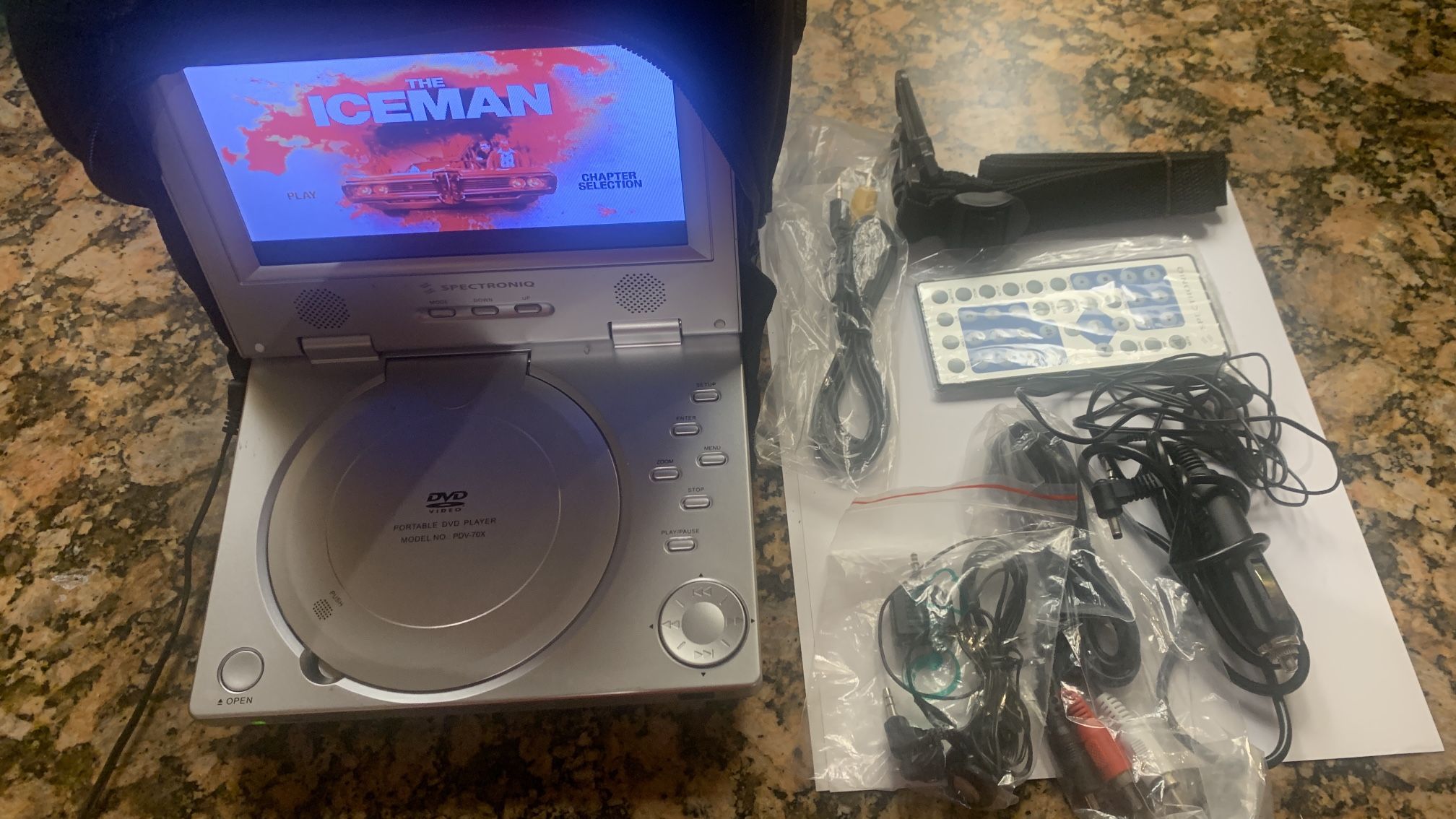 Spectroniq PDV-70X portable DVD Player Screen - 7” Rechargeable