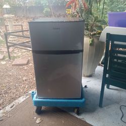 Nearly New 3.1 Cubic Feet Refrigerator And Freezer Works Perfect