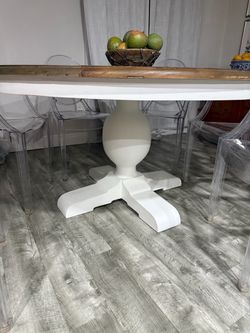 Round White Pedestal Dining Table. Mesa. RH