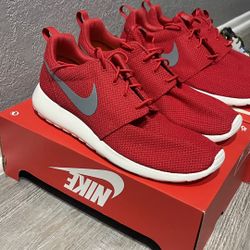 Nike Roshe One Size 10.5 Brand New Damaged Box 