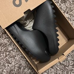 yeezy adidas slide onyx size 6 and 8 new
