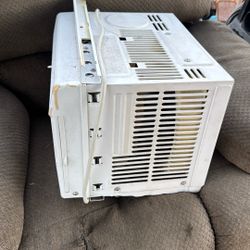 Tengo este aire acondicionado, trabaja muy bien $100 o mejor oferta para levantar