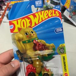 Hot Wheels Feline Lucky Gold