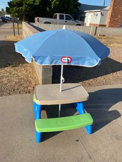 Little Tikes Picnic Table/Mesa de picnic Little Tikes para niños sombrilla