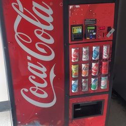 12 Selection Coca-Cola Vending Machine W/ Cc Reader