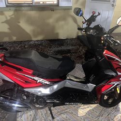 Scooter 150cc Color Negro Y Rojo Año 2023
