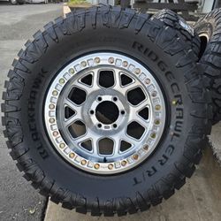 17" KM444 MESA Forged beadlocks w- 33" Ridgecrawler Tires