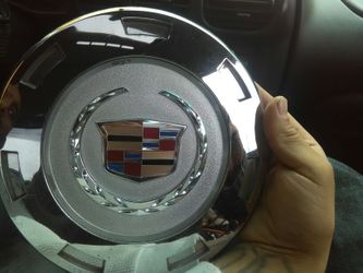 Cadillac stock center rim lid