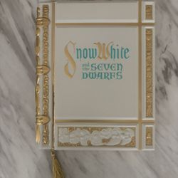 DISNEY PARKS SNOW WHITE BOOK