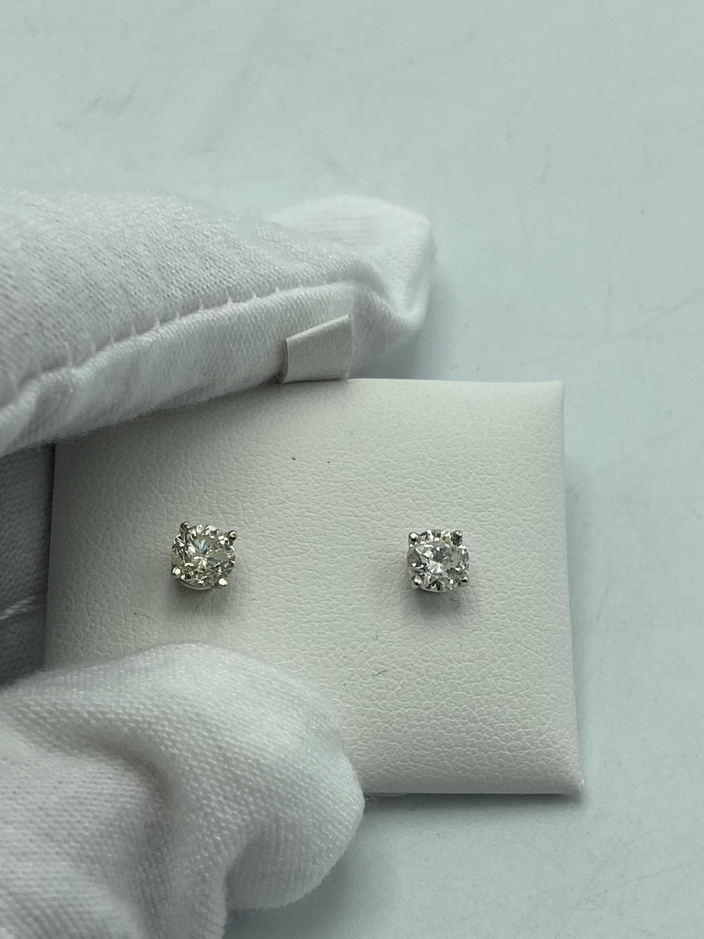 14kt White Gold .92cttw Diamond Stud Earrings for Sale in Hinsdale, IL