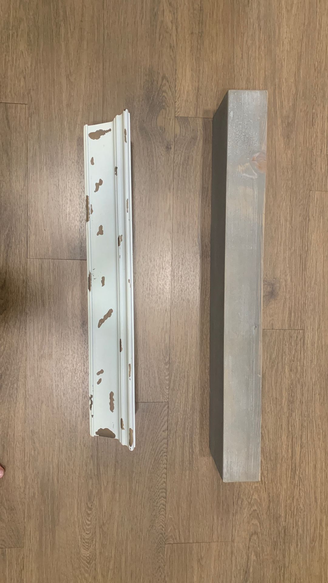 2 wall hanging shelves