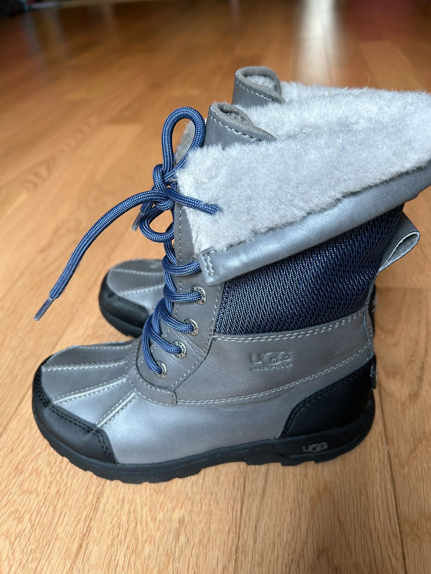 UGG Snow Boots Youth Size 2 - Gray