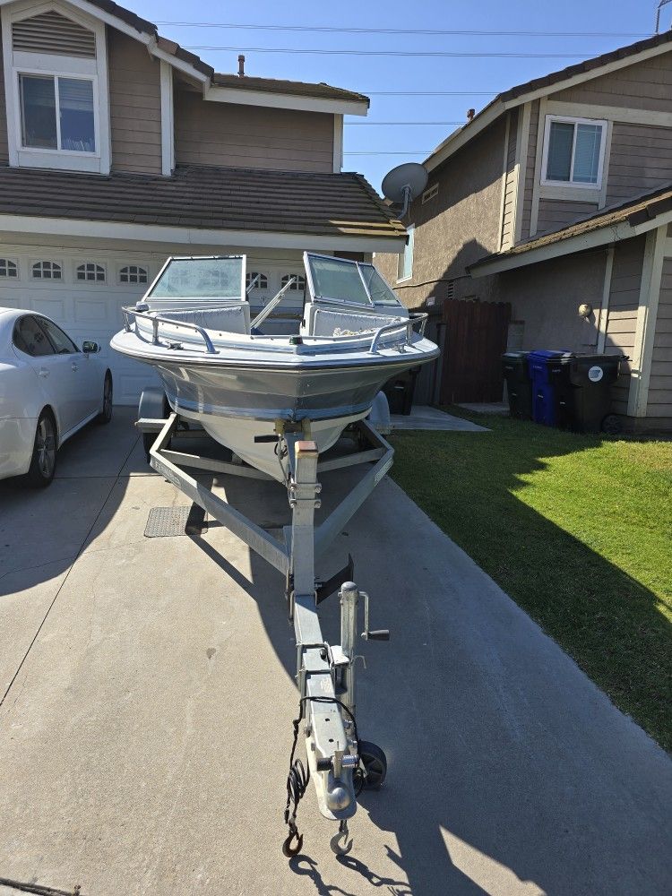 18' Four Winns Boat