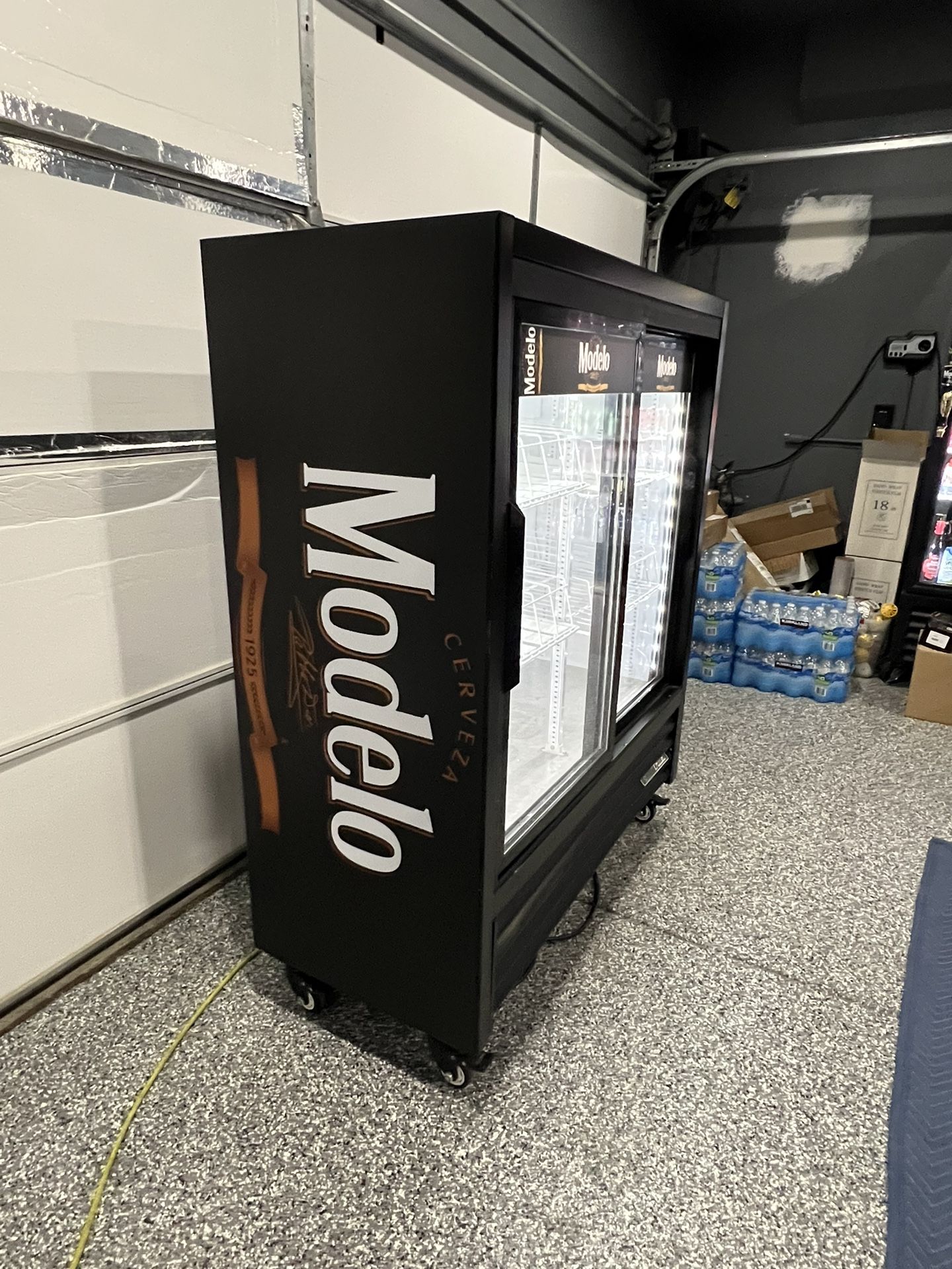 Modelo Negra Refrigerator