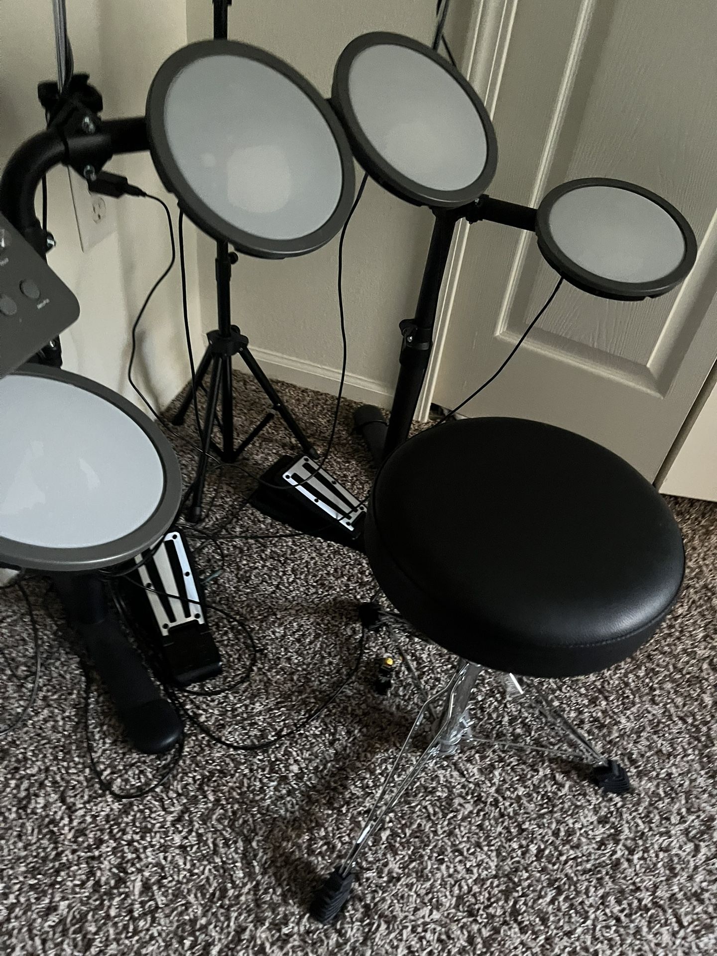 Donner Electric Drum Set, DED-70 Electronic Drum Kit for Beginner with 150 Sounds, 4 Quiet Mesh Pads, 9" Cymbals, USB MIDI, Type-C Charging, 2 Pedal,