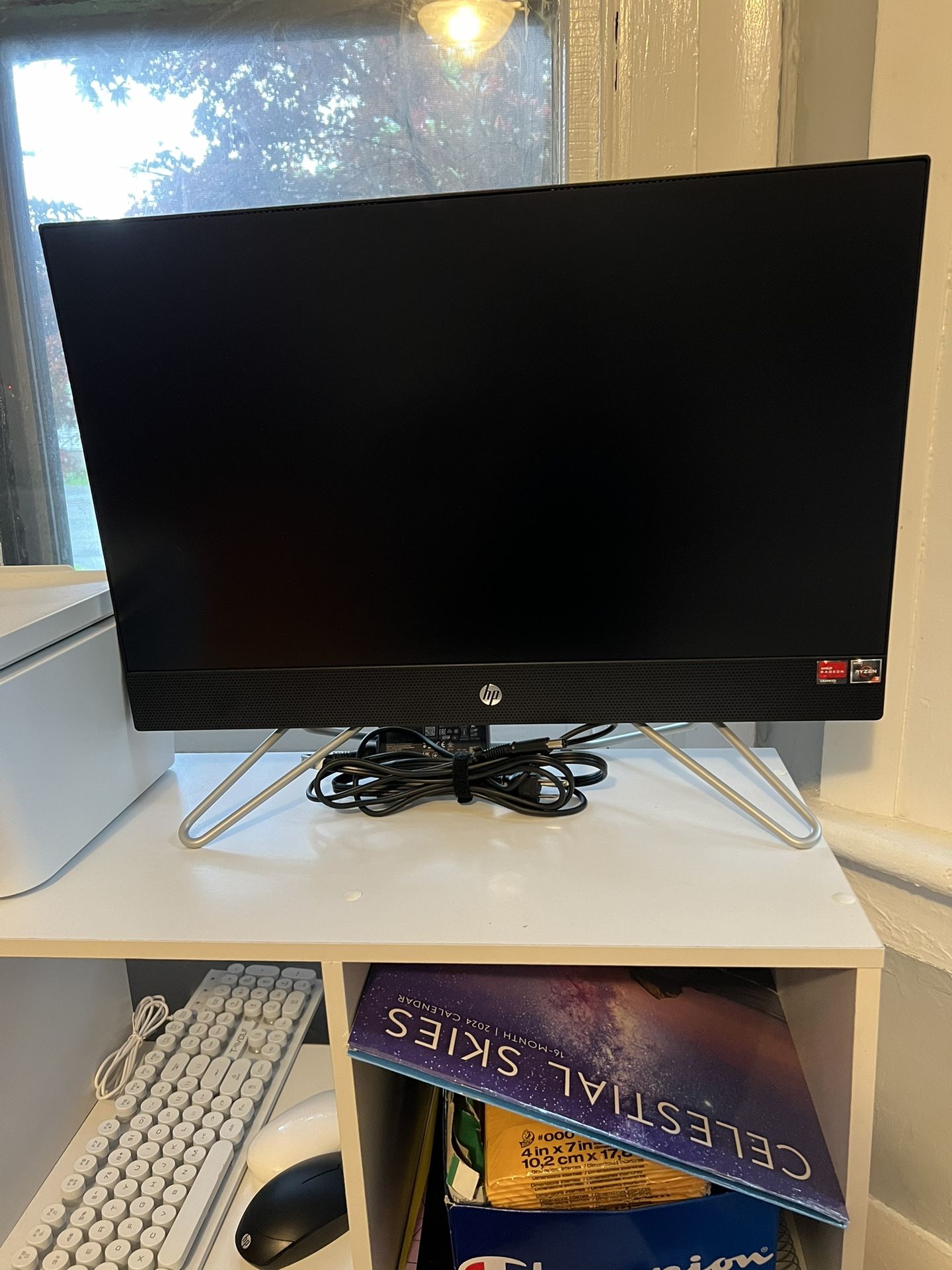 HP - 24" All-In-One - AMD Ryzen 3 - 8GB Memory - 256GB SSD - Jet Black