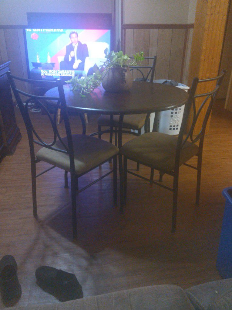 Dinning Table With Three Chairs