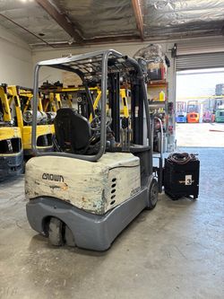 Crown electric forklift