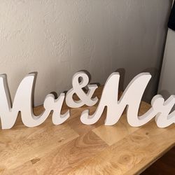 Mr and Mrs sign