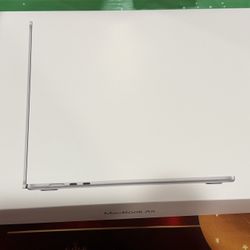 LIKE NEW Silver 2025 Apple 15-inch MacBook Air: Apple M4 chip, 16GB, 512GB SSD