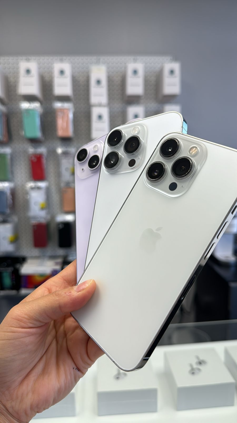 iPhone 14 Plus And 14 Pro Unlocked Includes AirPods And Case For Free !!!