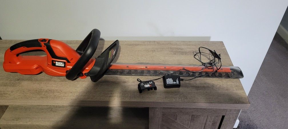 Black & Decker 22" Cordless 18V Trimmer NHT2218 & Charger. **NO BATTERY** Pickup In Burbank/ Harwood Heights.