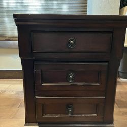 Small File Cabinet / Drawers