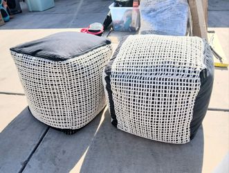 2 pouf ottomans